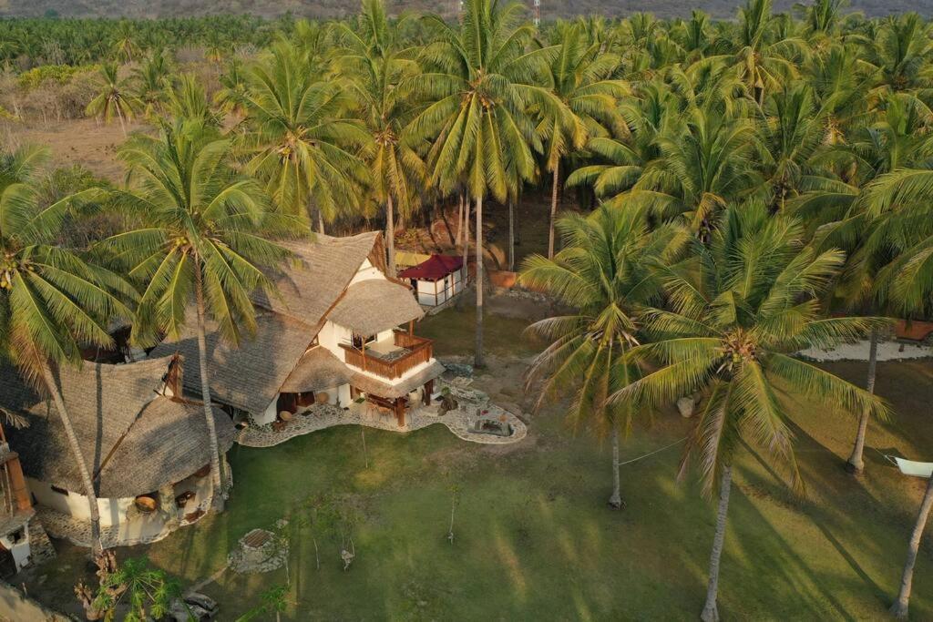 Beach-Front Sumbawa Surf House Lemonga Kültér fotó